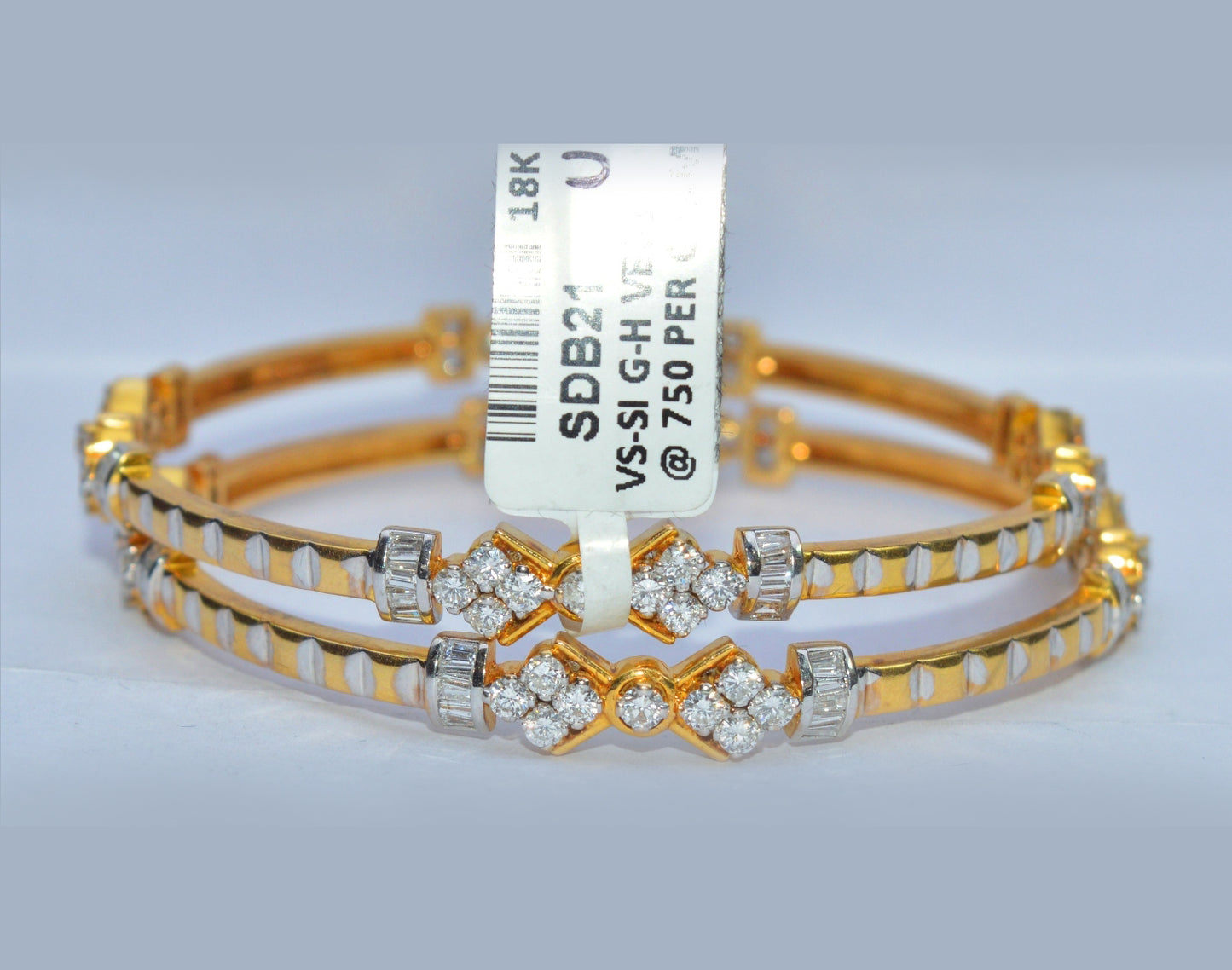 Ravishing 18k Yellow & White Gold Bangle