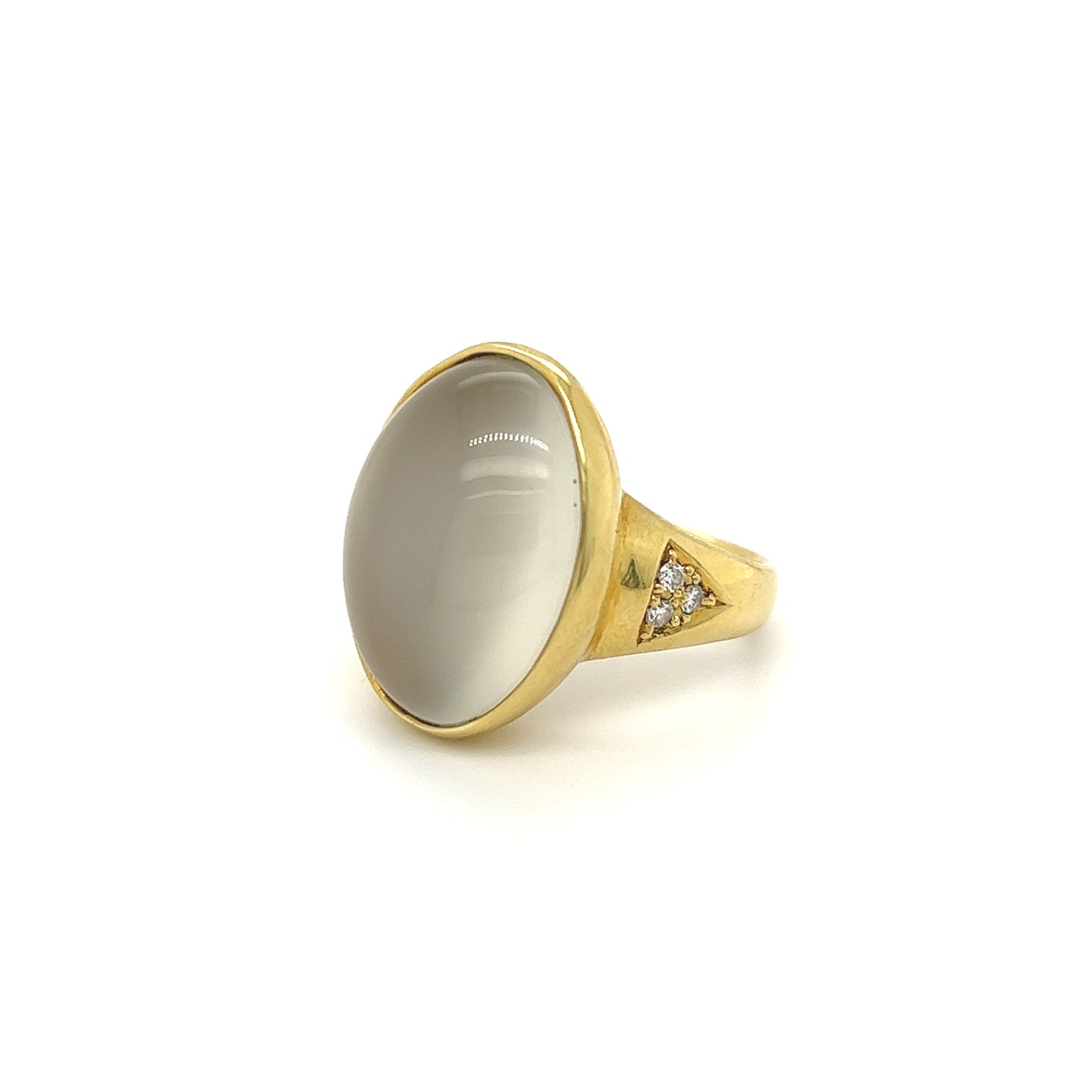 K18 Vintage & Distinctive 15ct Cateye Ring